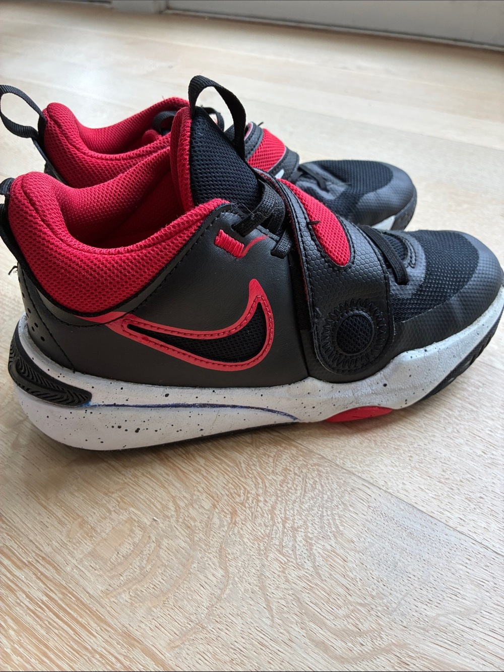 Nike Kids Black & Red Low-Top Basketball Sneakers Velcro and slip on